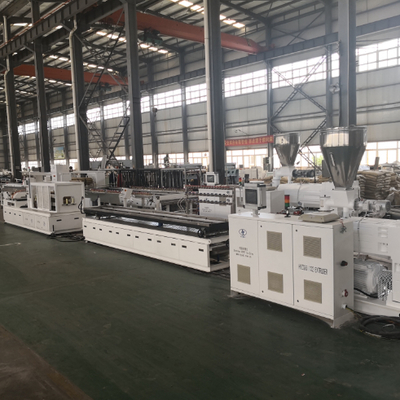 Shenzhen HYPET Ligne de machine d'extrusion pour la fabrication de lames de terrasse en composite bois-plastique (WPC) à une étape, fabricant de lignes de production de co-extrusion WPC