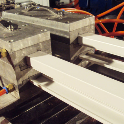 acheter Machine de fabrication de goulottes de câbles en PVC plastique à succès avec poinçonneuse online manufacture