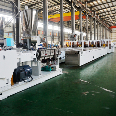 acheter China Manufacturer Customized WPC Anti Slip Wood Plastic Composite Outdoor PVC PP PE WPC Foamed Decking Floor Making Machine online manufacture