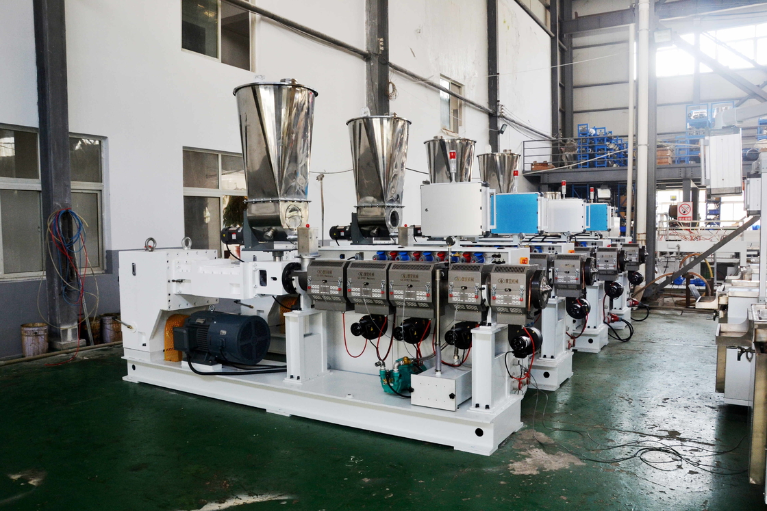 ZS65/132 Machine à extruder à double vis conique pour ligne de production de profilés extérieurs en WPC