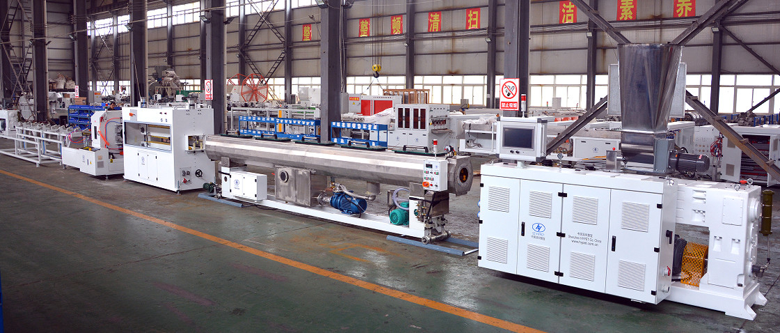 Produit élevé Durée de vie plus longue Consommation plus faible 32-110 mm Deux et une seule station de production de machines de fabrication de tuyaux en PVC