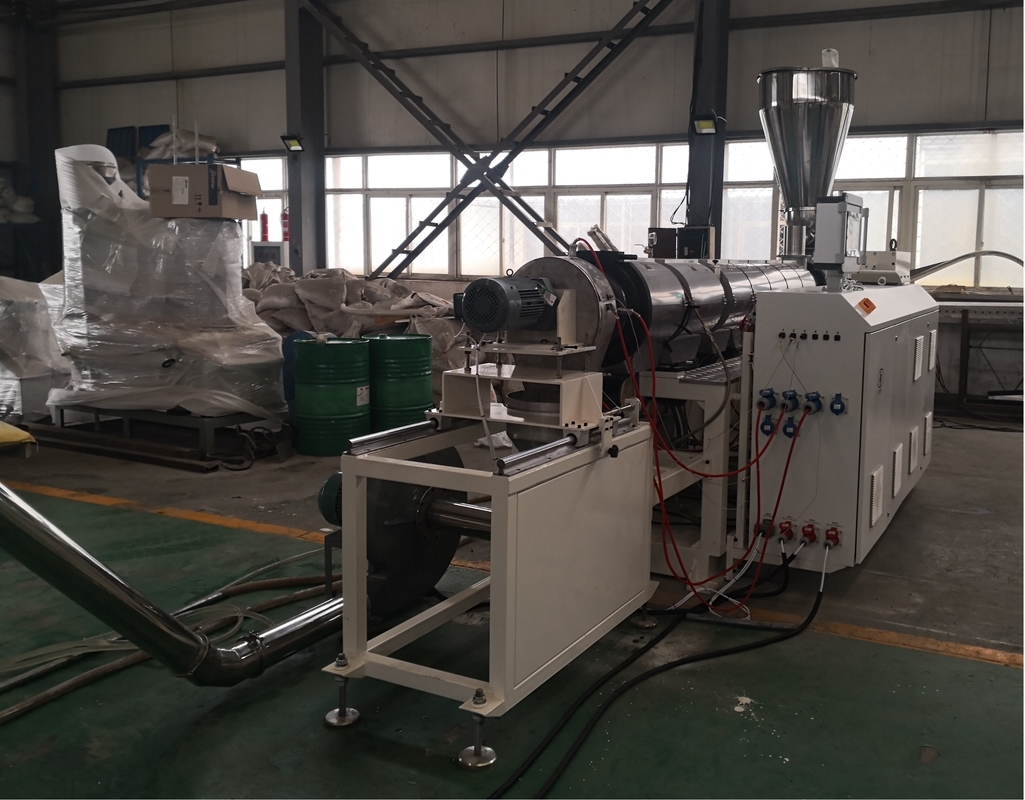Extrudeuse à double vis parallèle avec réducteur intergral contre rotation de la machine de fabrication de granulés de tuyaux en PVC HYPS67/27
