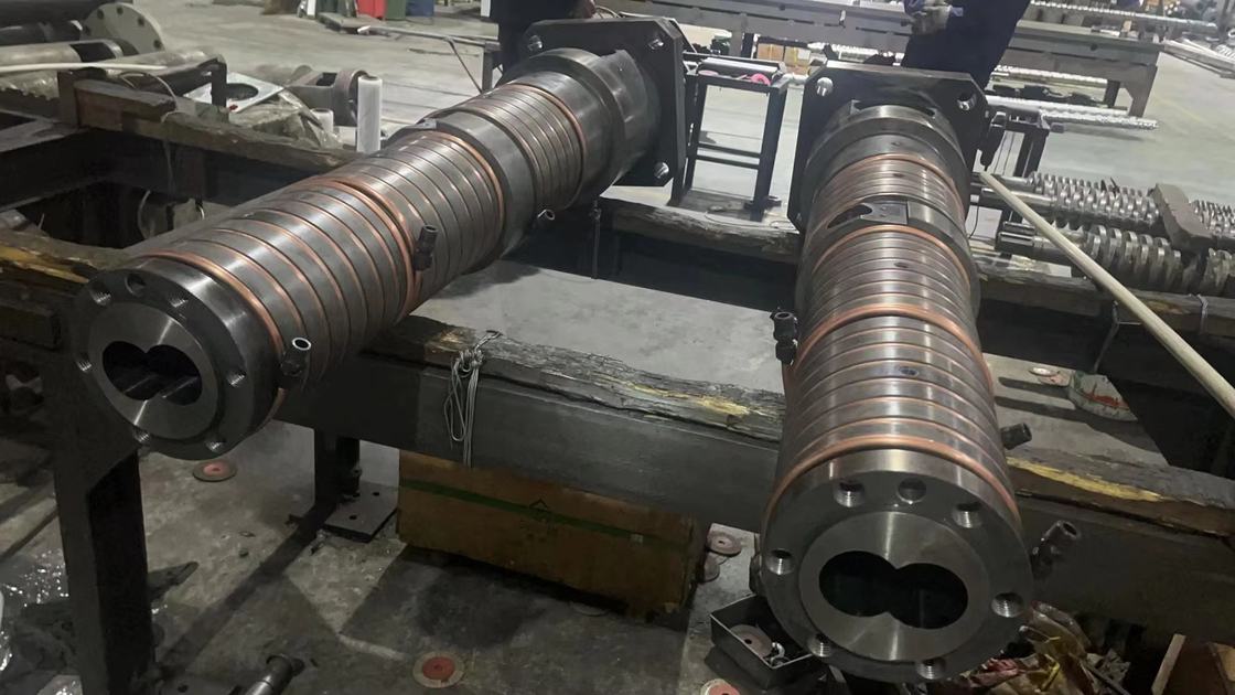 Extrudeuse en plastique à double vis conique / à double vis bi-métallique
