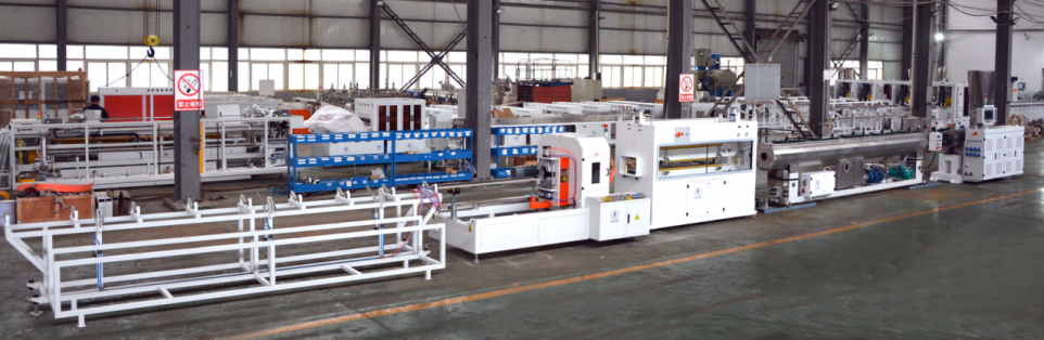 Ligne de production de tubes en PVC de 1 à 6 pouces avec extrudeuse à double vis conique HYZS65/132 avec moteur de 45 kW et sortie de 420 kg/h