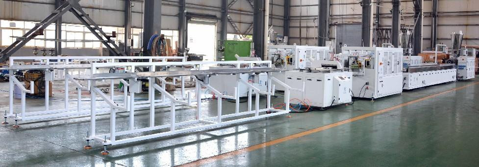 Machine d'extrusion de panneau de décrocation en PVC à paroi mousseux de profilé en plastique de bois WPC de 240 mm 55/120 extrudeuse à double vis en PVC