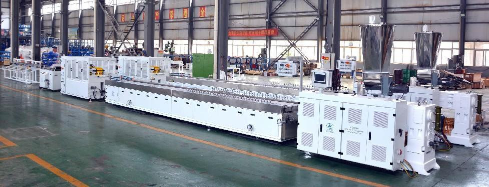 Machine d'extrusion de panneau de décrocation en PVC à paroi mousseux de profilé en plastique de bois WPC de 240 mm 55/120 extrudeuse à double vis en PVC