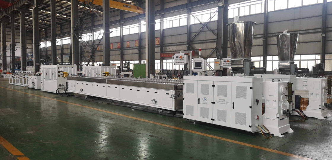 Machine d'extrusion de panneau de décrocation en PVC à paroi mousseux de profilé en plastique de bois WPC de 240 mm 55/120 extrudeuse à double vis en PVC