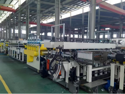 1400 / 1800 mm PP machine à grille creuse de carton PP ligne d'extrusion de traitement du plastique creuse de carton