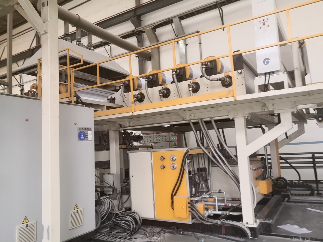 Ligne de production de revêtement adhésif à fusion chaude / revêtement par film et revêtement par sable automatique personnalisable