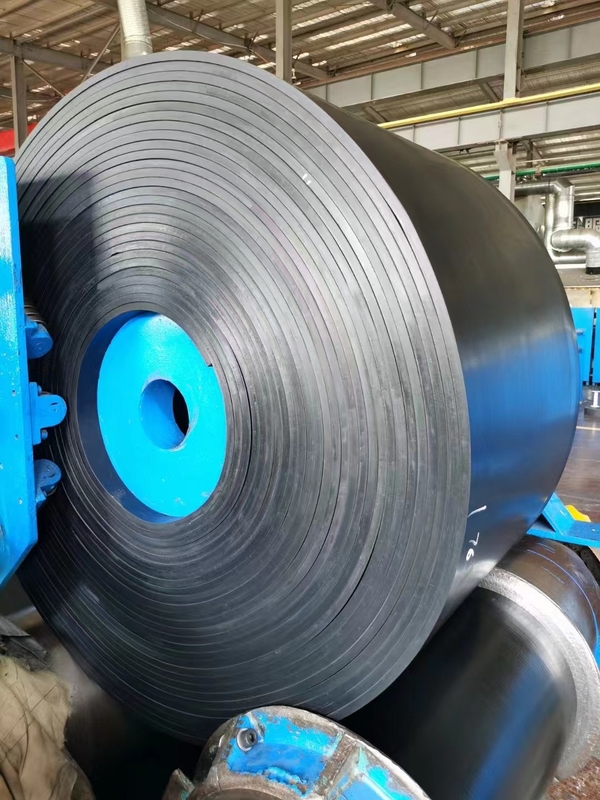 1400-2000mm PVC/PVG ligne de production de bande de convoyeur de mine de charbon pour l'industrie minière tension 380V